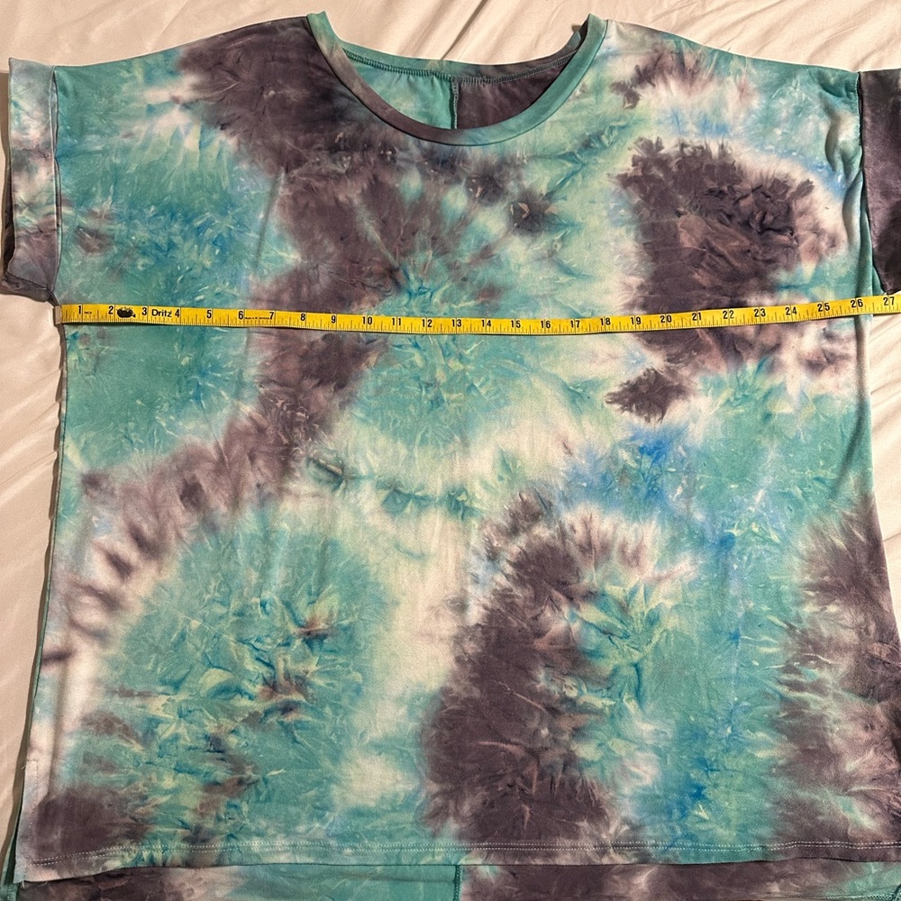Size 3 XL purple and green tie-dye blouse and white new condition